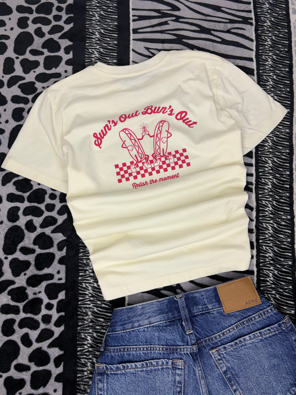 Playera Universal Thread “Sun’s Out Bun’s Out”