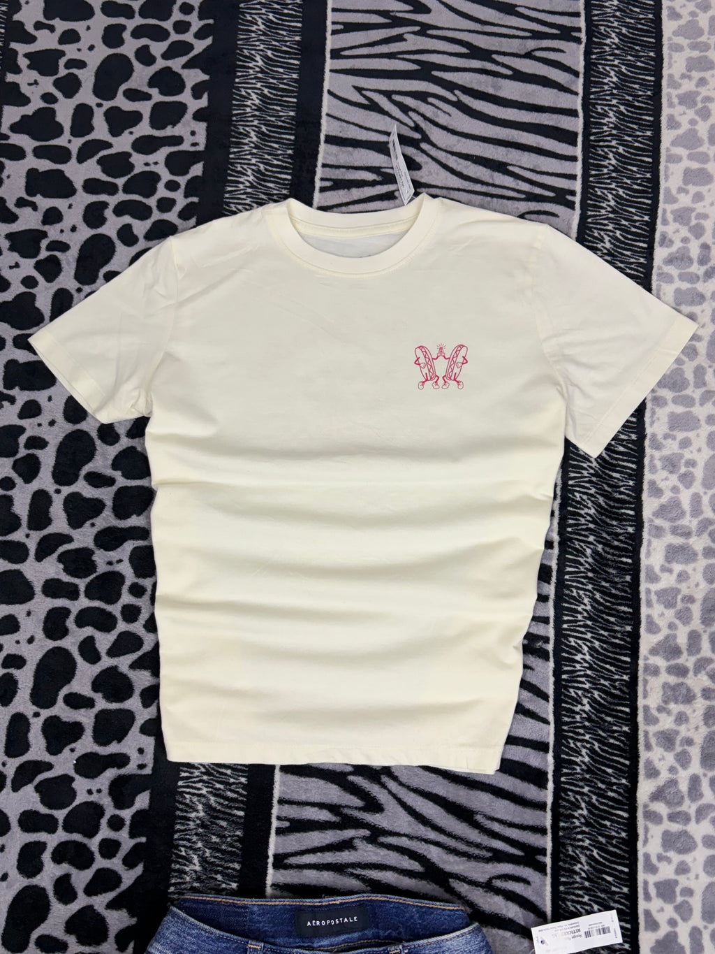 Playera Universal Thread “Sun’s Out Bun’s Out”