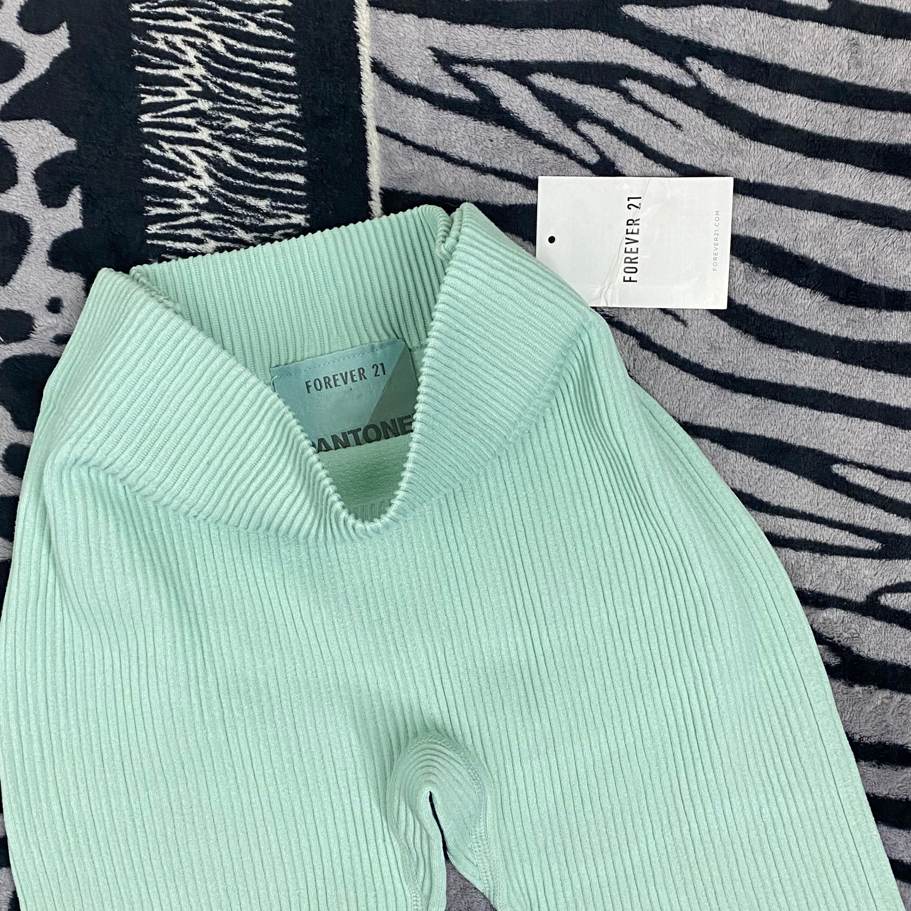 Short Forever 21 x Pantone