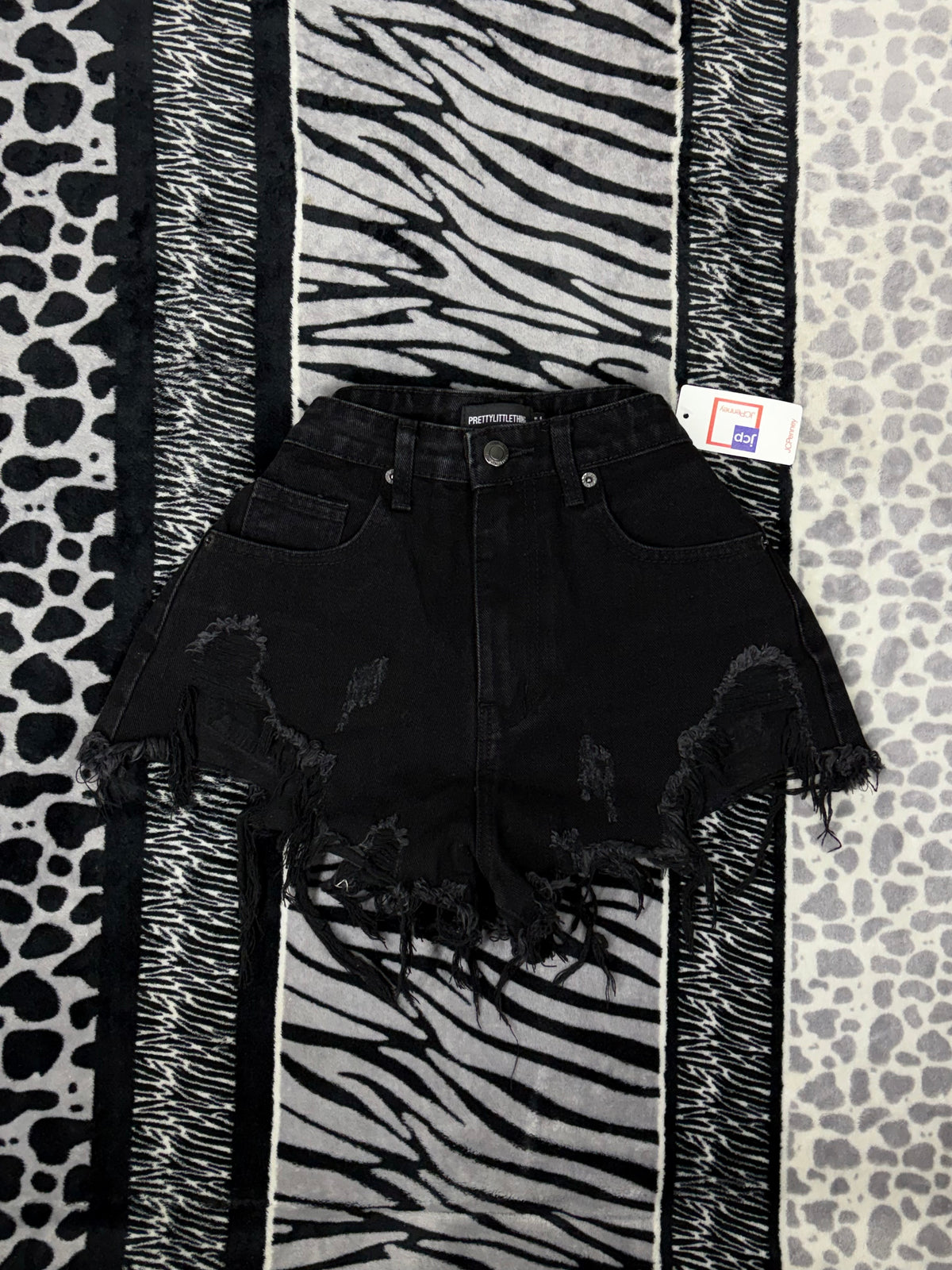Short Prettylittlething