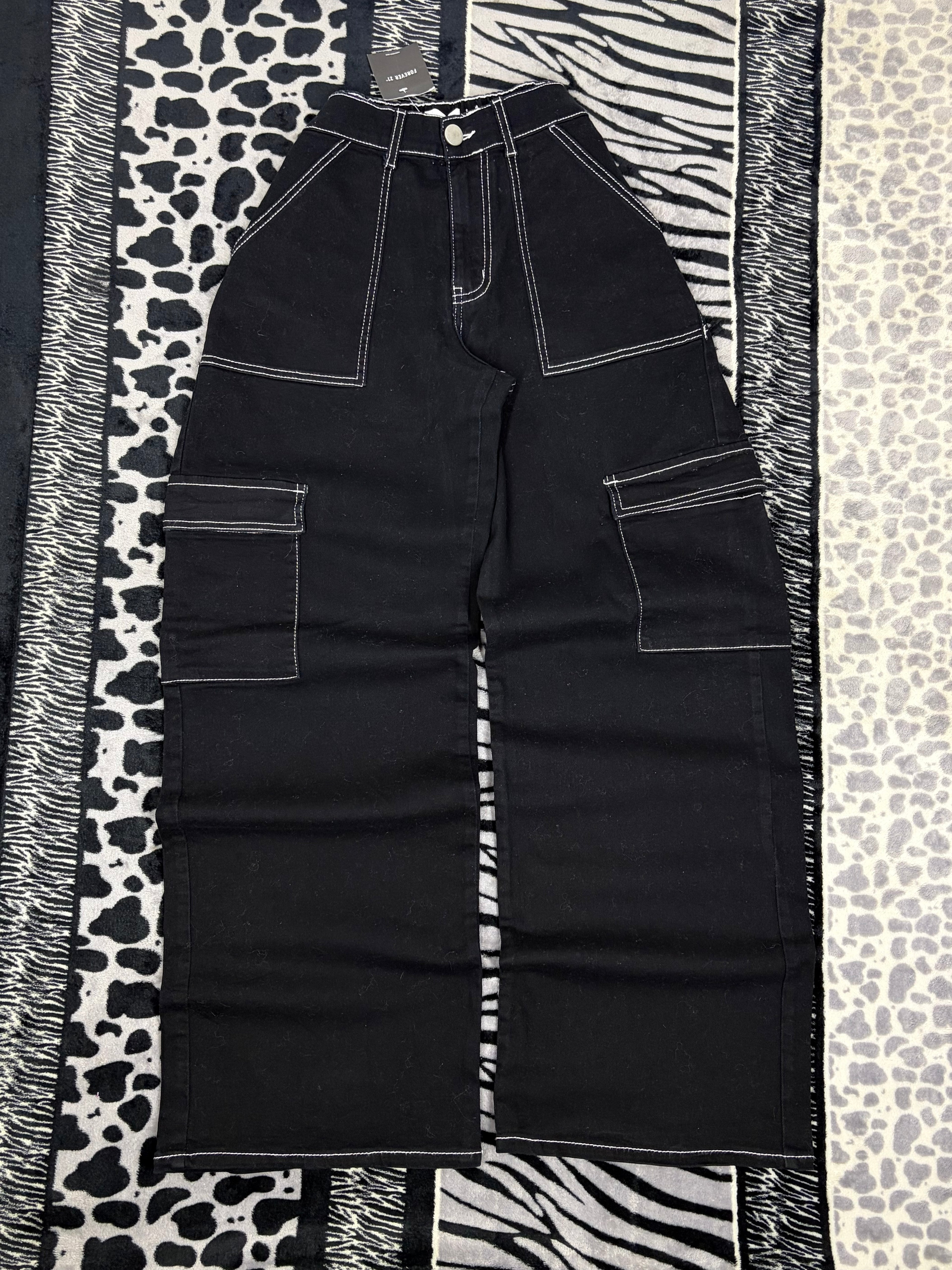 Pantalón con bolsas Forever 21