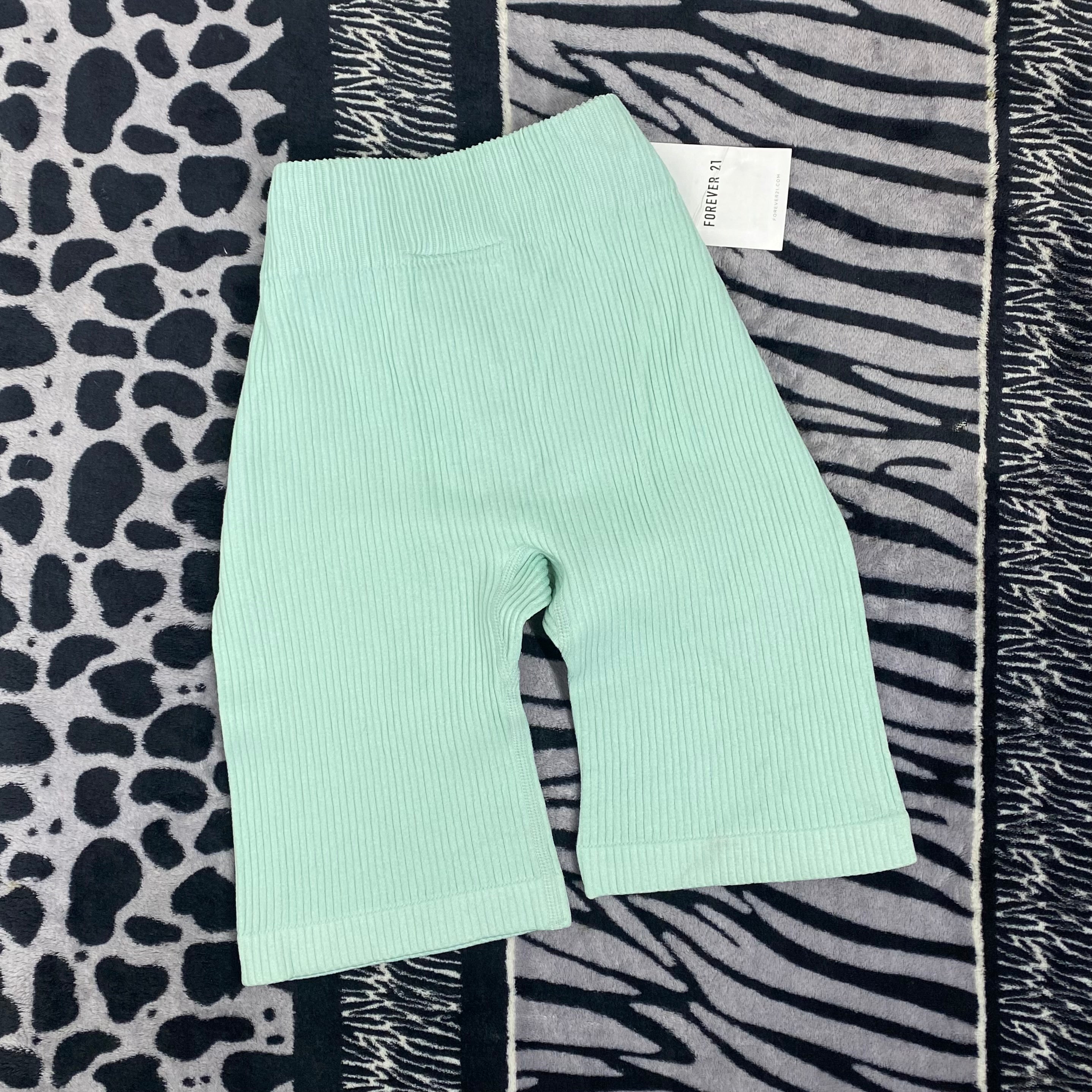 Short Forever 21 x Pantone